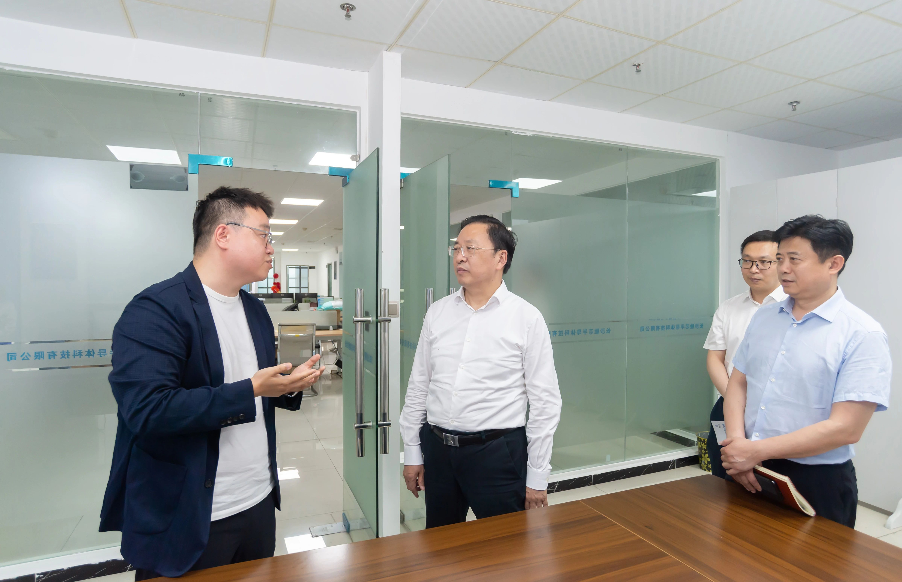 湖南湘江新区管委会领导莅临驰芯半导体考察调研--政企共筑“芯”生态